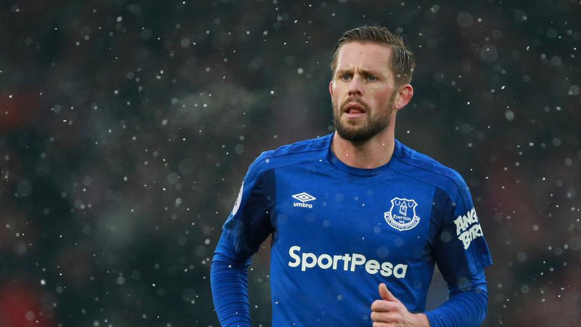 英超赛季中期球员高强度冲刺频次与肌肉疲劳关系,英超训练足球